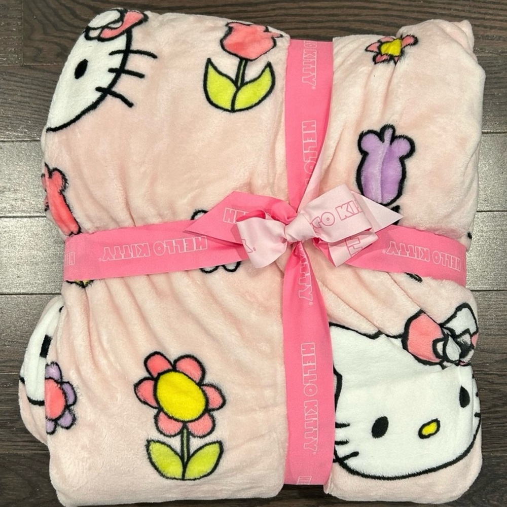 Hello Kitty Pink and White Floral Plush Blanket NWT Full/Queen